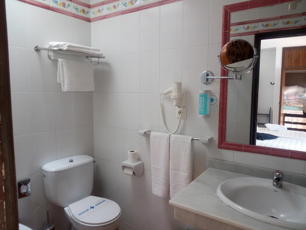 Hostal Gran Capitan Chipiona Exteriör bild